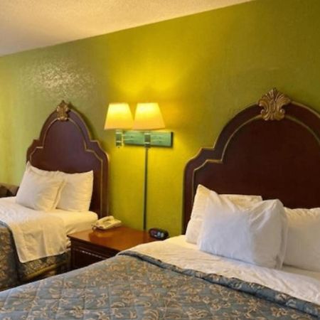 Travelodge By Wyndham Sellersburg Kültér fotó