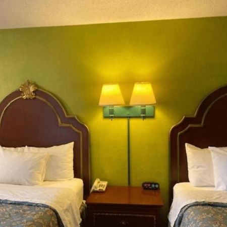 Travelodge By Wyndham Sellersburg Kültér fotó