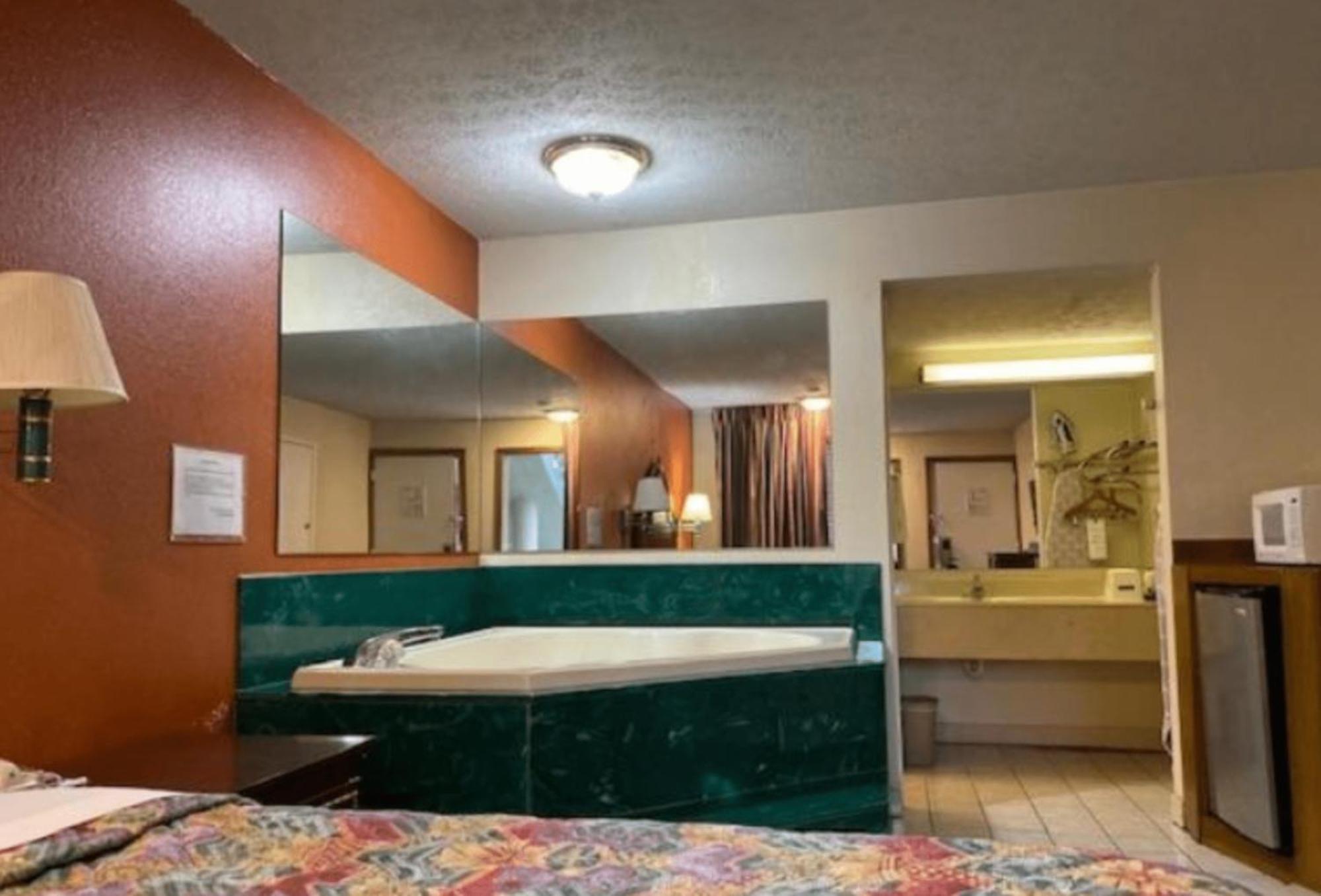 Travelodge By Wyndham Sellersburg Kültér fotó